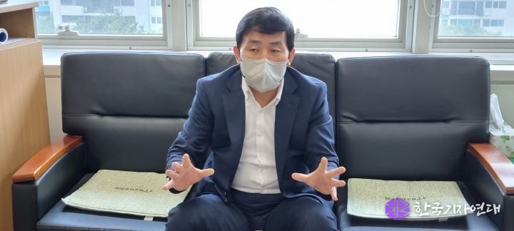 문경복 군수, 4일 기자회견을 갖고 백령항로 운항 중단 위기와 관련해, 중앙부처의 소극적이고 에이치해운의 비윤리적 행위에 대해 강하게 비판했다.