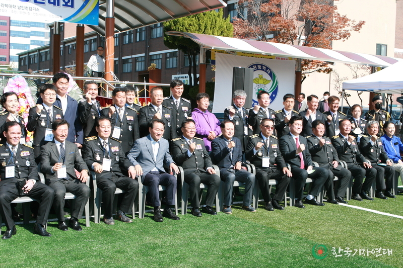 인천시자율방범연합회 '제6회 직무대회'에 변재천 회장(왼쪽 세번째), 유정복 시장(네번째)을 비롯 중앙회 임원 등이 참석해 자리를 빛냈다.