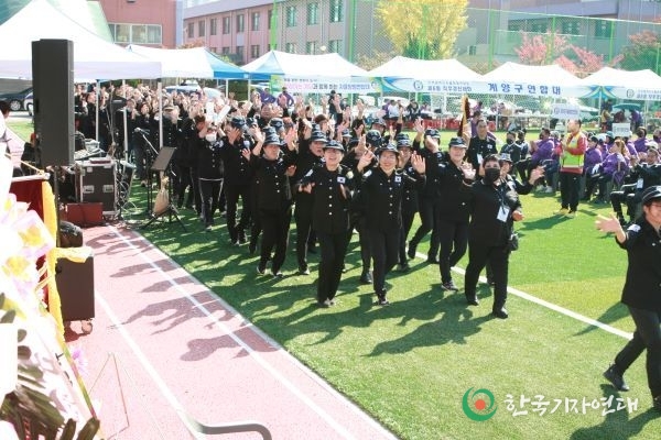 각 연합대별 기수단 및 대원들 입장.