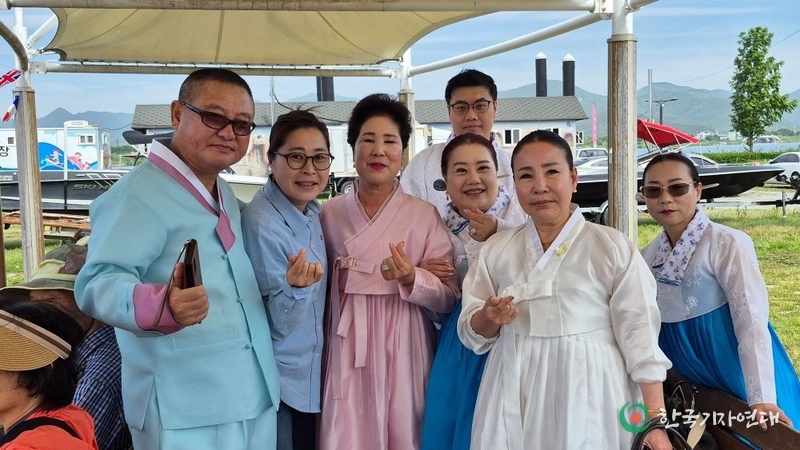 전성건 회장, 각 지역 전통민속 명인명장과 기념촬영