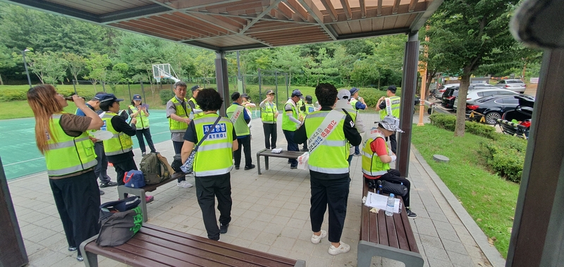 행사 시작하기 전 대원들이 모이는 장면