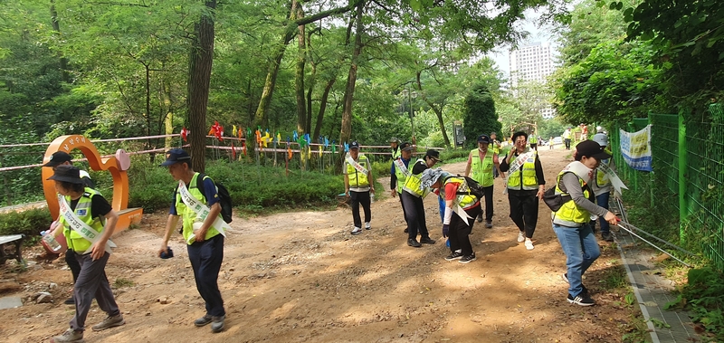 산불예방 안전지킴이 캠페인 및 환경 정화활동을 하고있는 모습