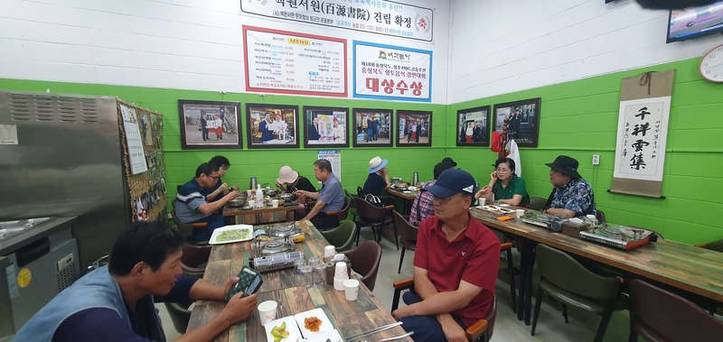 손님들이 식사하는 식당내부 전경