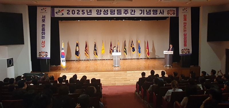 서구 여성단체협의회 김재경 회장이 인사하고 있다.