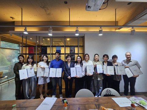 경기도젠더폭력통합대응단 2025년 통,번역지원단 발대식 후 기념촬영을 하고 있다.