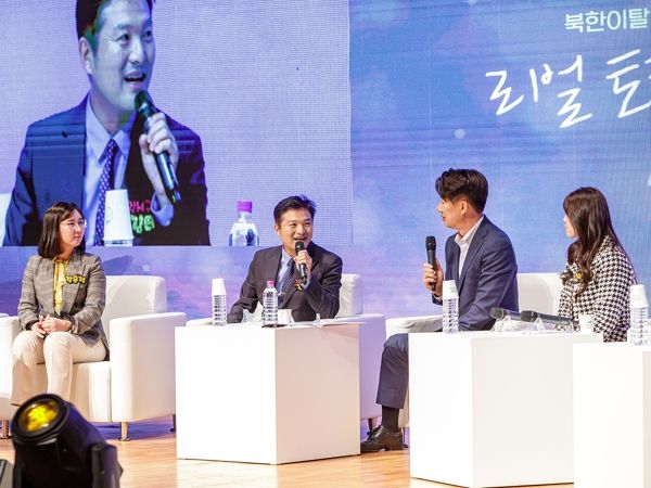 김태우 서울 강서구청장(왼쪽에서 두 번째)이 18일 오후 3시 강서구민회관에서 열린 ‘북한이탈주민과 함께 하는 리얼 토크콘서트’에 패널로 출연해 북한이탈주민과 함께 북한의 실상에 대해 이야기를 나누고 있다.