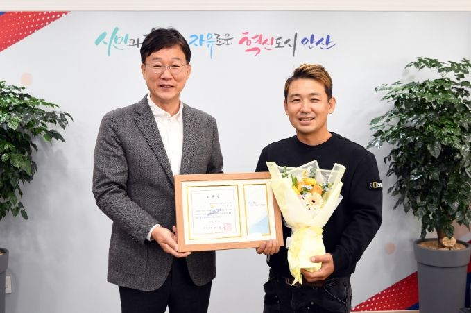 안산시, 의식 잃은 트럭운전사 심폐소생술로 구한 모범시민에 표창 수여