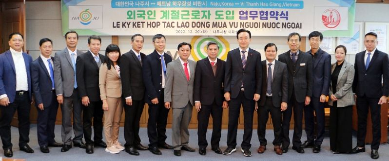 전라남도 나주시가 20일 시청사 이화실에서 베트남 하우장성 비탄시와 외국인 계절 근로자 도입 업무협약을 체결했다. 협약식에는 윤병태 나주시장과 동 반 타잉 하우장성 인민위원장(왼쪽 9번째)과 르우 반 유 비탄시 부인민위원장(왼쪽 8번째) 등이 참석했다.