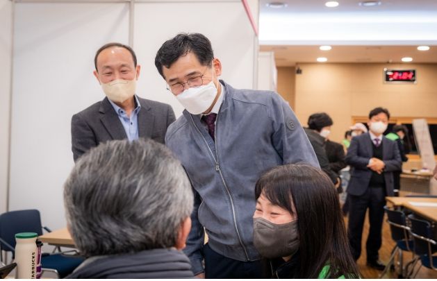 지난해 중장년 일자리 박람회 현장을 찾은 이기재 양천구청장