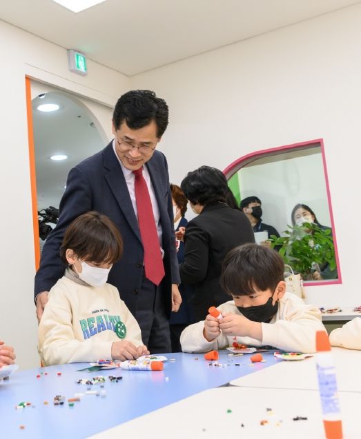 우리동네키움센터 양천 5호점을 둘러보고 있는 이기재 양천구청장