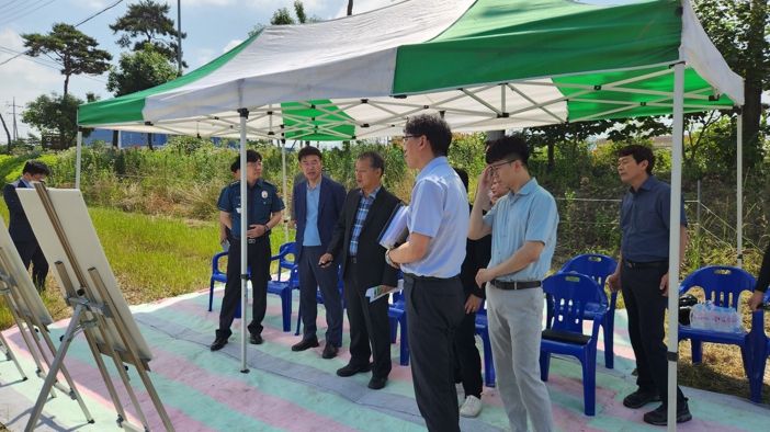 서순철 부군수가 부지 교환의 필요성에 대해 설명하고 있다.