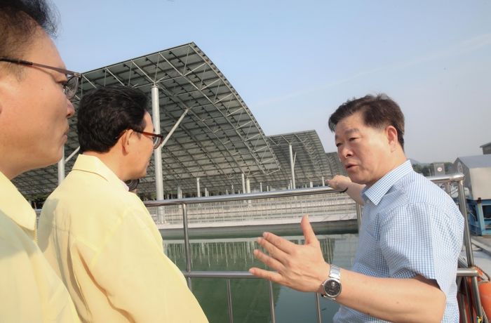 광명시는 2023년 행정안전부가 주관한 ‘전국 지방공기업 경영평가’ 상수도 분야에서 ‘우수 기관’에 해당하는 ‘나’ 등급 평가를 받았다고 27일 밝혔다(노온정수장을 점검하는 박승원 광명시장)