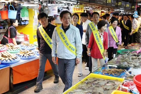 박종효 구청장, 소래포구 어시장 찾아 수산물 안전 점검