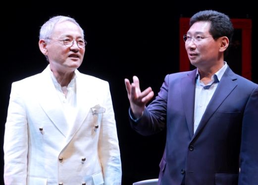 이상일 용인특례시장(오른쪽)이 지난 12일 포은아트홀에서 유인촌 대통령 문화체육특보를 만나 환담하고 모노오페라 ‘라 칼라스’ 공연을 관람했다.