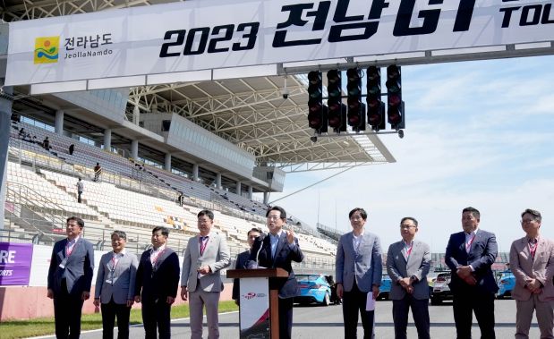 김영록 전라남도지사가 24일 국제자동차경주장에서 열린 2023 전남GT대회 개막식에 참석, 대회사를 하고 있다.