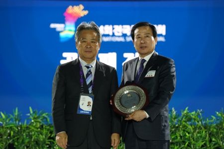 박홍률 목포시장이 104회 전국체육대회에서 공로상을 수상했다.