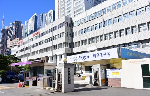 해운대구는 부산에서 처음으로 재개발, 재건 축 등 정비구역의 동물보호를 위한 매뉴얼을 만들어 시행한다.