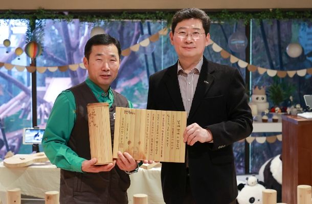 이상일 용인특례시장은 8일 에버랜드 판다 월드를 방문해 오는 4월 중국으로 돌아가는 푸바오에게 용인특례시민의 마음을 담아 ‘특례명예시민’ 증서를 전달했다. 증서는 푸바오 할아버지 강철원 사육사가 대신 받았다.