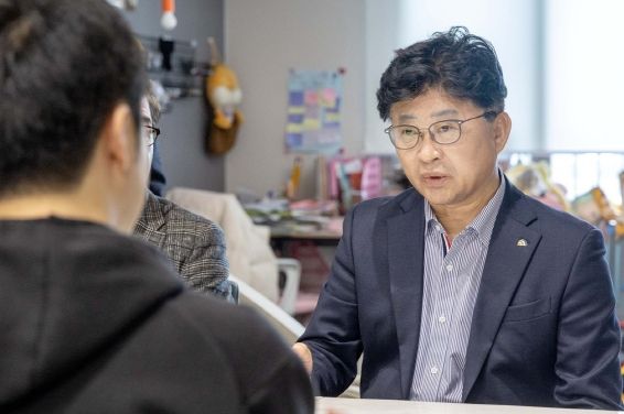 최충규 대덕구청장이 7일 지역 다자녀가정을 방문해 출산 장려 분위기에 앞장선 부부를 격려하고 애로사항을 청취하고 있다.