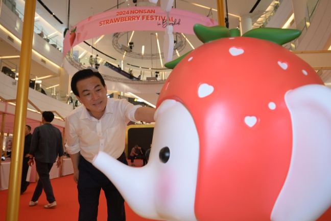 박람회 현장에서 사전 점검 중인 백성현 시장