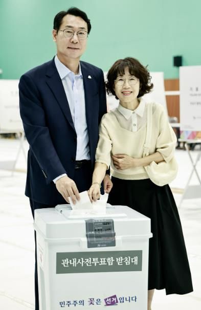 정명근 화성특례시장이 29일 부인 이선희 여사와 함께 봉담읍사전투표소에서 사전투표를 하고 있다