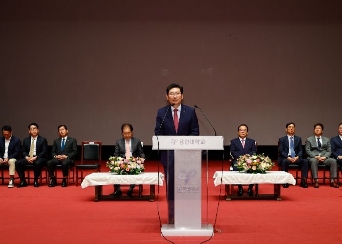 12일 용인대 무도대학 단호홀에서 열린 용인대 개교 72주년 기념식에 참석한 이상일 시장이 축사를 하고 있다