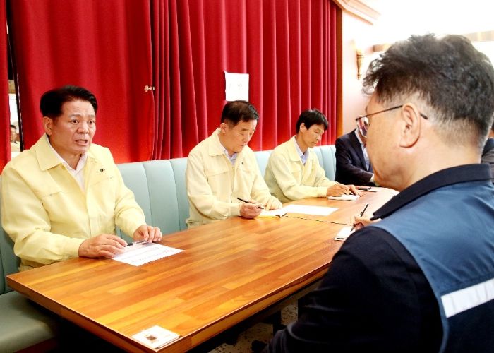 최대호 안양시장(왼쪽 첫번째)과 강득구 국회의원(왼쪽 두번째)이 신안산선 붕괴사고 관련해 시행사와 시공사 관계자들을 만나 이야기하고 있다