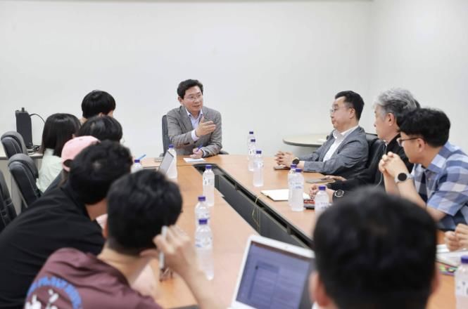 이상일 용인특례시장은 22일 서천동에서 발생한 천공기 전도사고 대책회의에 참석했