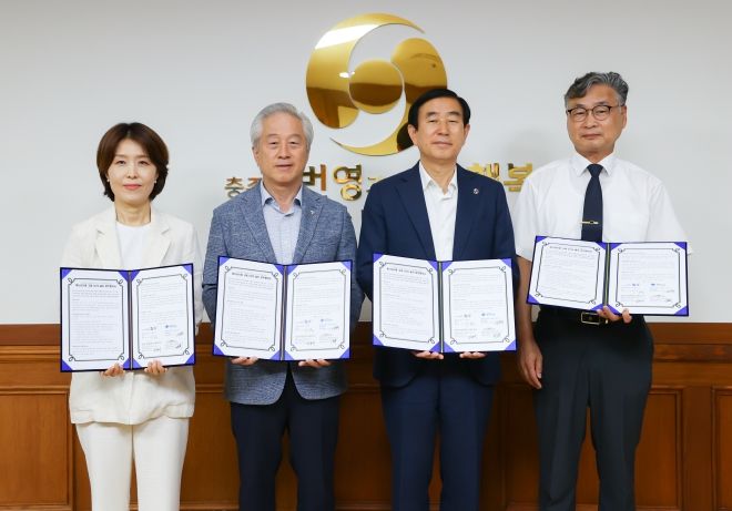 재난감시용 CCTV 설치 업무협약 체결(왼쪽부터 김광미 호암우미린@ 관리소장, 윤창규 충주의료원장, 조길형 시장, 이근수 서충주 삼일파라뷰@ 관리소장)