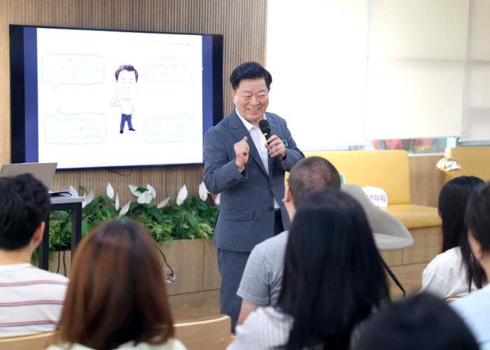 박승원 광명시장이 27일 오전 청년동 공유공간에서 열린 '청년잡(Job)담' 토크콘서트에서 청년들과 소통하고 있다.