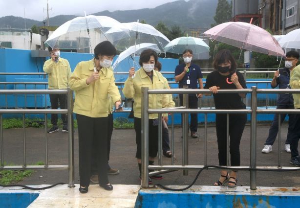수도권 집중 호우로 인한 하수처리시설 침수 피해 현장 확인을 위해 한화진 환경부 장관(사진 앞줄 왼쪽 첫번째)이 지난 9일 과천시 환경사업소를 찾은 가운데, 신계용 과천시장(사진 앞줄 가운데)이 현장 설명에 나섰다.