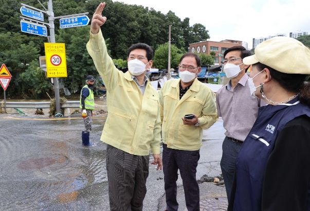 이상일 용인특례시장이 고기동 수해현장을 둘러보고 있다.