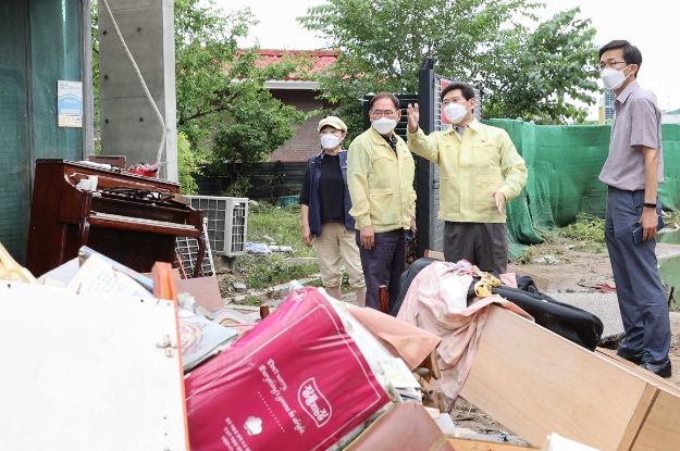 이상일 용인시장이 고기교 인근 수해현장을 살펴보고 있다.
