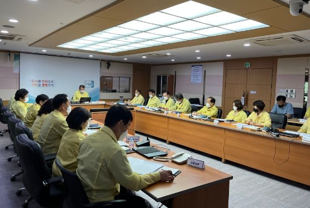 이승일 군포 부시장이 재난관련 긴급 점검 회의를 진행하고 있다