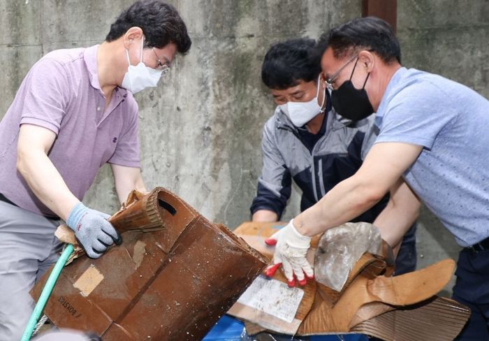 이상일 용인특례시장, 공직자들과 고기교 등에서 피해 복구작업에 구슬땀