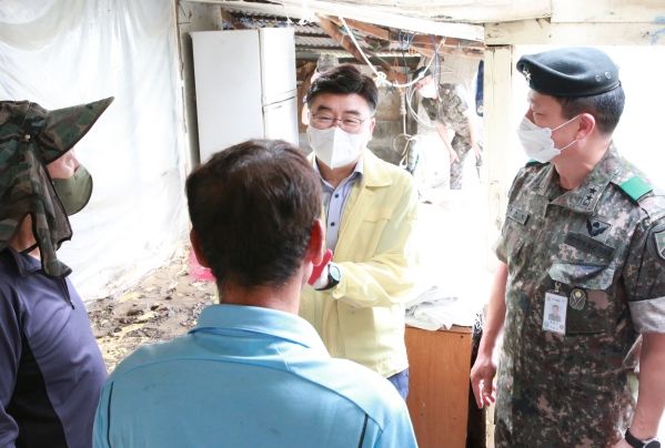 수원시 장안구 연무동 주민들, 침수주택 복구에 나서다