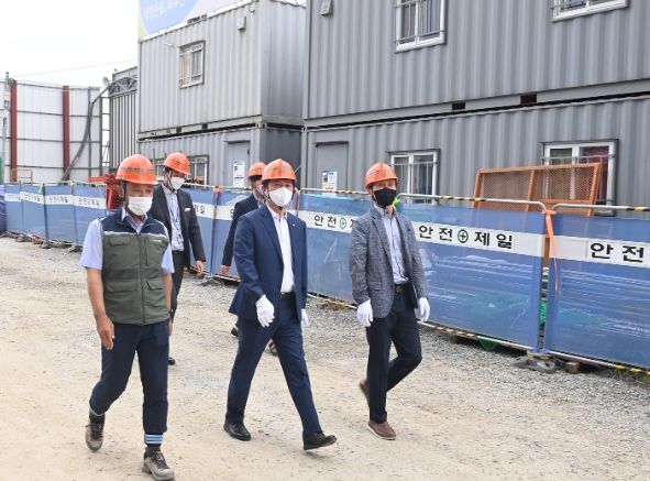 조용익 부천시장이 웹툰융합센터 건설현장을 둘러보고 있다