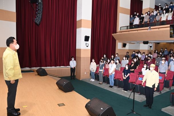 이재준 수원시장이 22일 오전 진행된 공무원 비상소집훈련에서 보고를 받고 있다.