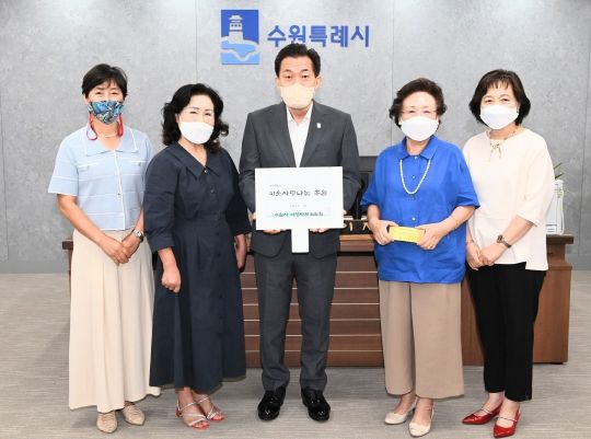 이재준 시장(가운데)과 수원시여성자문위원회 회원들이 전달식 후 함께하고 있다.