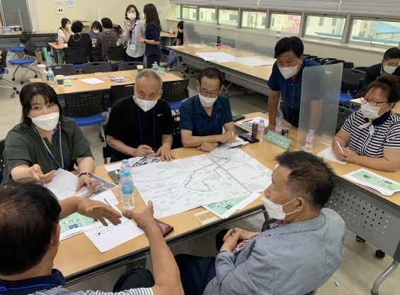 신갈오거리 지역 문제 해결을 위해 운영한 '리빙랩' 에서 주민들이 의견을 나누고 있는 모습.