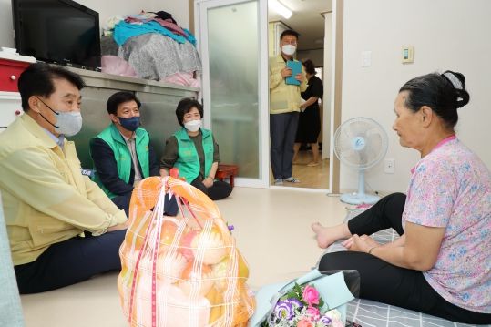 하은호 군포시장이 생일을 맞은 어르신께 축하를 드리고 있다.
