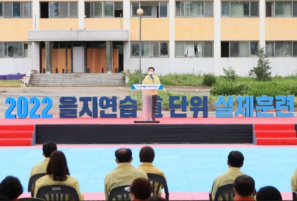 이상일 용인특례시장이 기흥구 경찰대학교 부지에서 진행된 을지연습 도단위 실제 훈련에 참가해 인사말을 하고 있다.