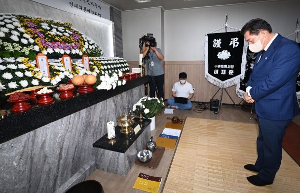 이재준 수원특례시장이 세 모녀를 추모하며 묵념하고 있다.