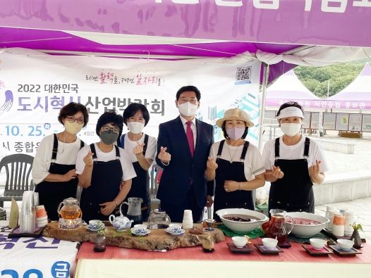 이상일 용인특례시장과 용인미르스타디움에서 음료 나눔을 하고 있는 신갈오거리 시니어 바리스타팀이 기념촬영을 하고 있다.