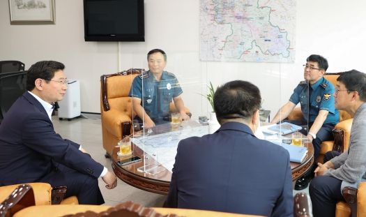 이상일 용인특례시장이 용인동부경찰서 관계자들과 지역 현안에 대해 이야기 하고 있다.