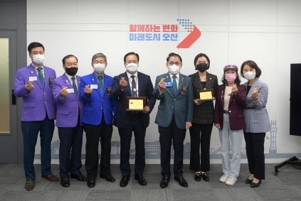 국제로타리 3750지구, 이권재 오산시장에 당선기념패 전달