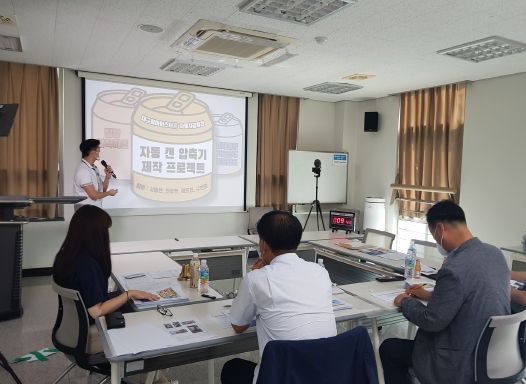 대구일마고 학생이 ‘자동 캔 압축기 제작 프로젝트’를 설명하는 모습 (프로젝트 수업 경진대회)
