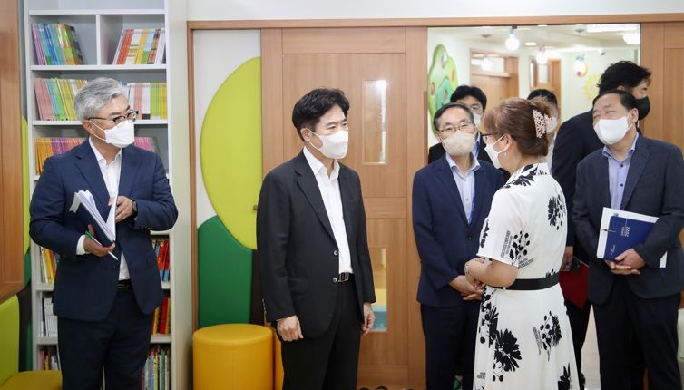 김대중 전남교육감, 직장어린이집 · 시설관리직원 등 격려