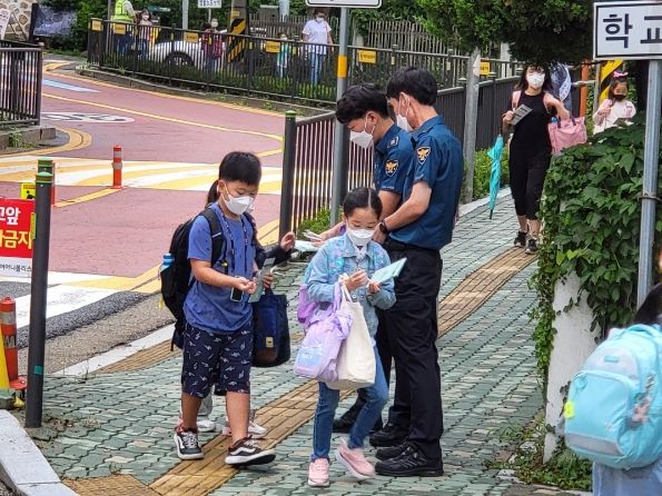 과천초 앞 캠페인