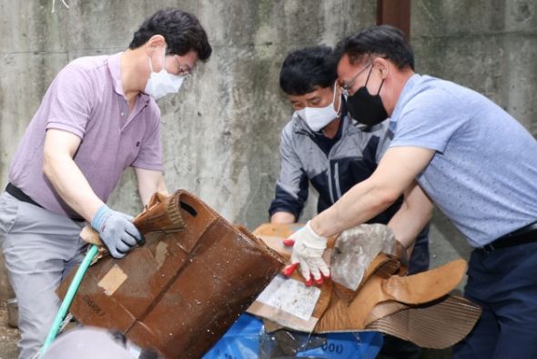 이상일 용인특례시장이 수해 피해 현장에서 복구 작업을 하고 있는 모습